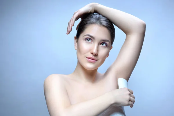 Kobieta uroda Pielęgnacja ciała stosując Dezodoranty — Zdjęcie stockowe