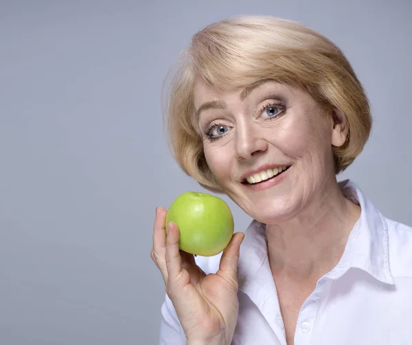 Belleza mujer madura con manzana — Foto de Stock