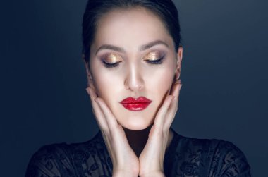 Mükemmel makyaj güzellik esmer kadınla