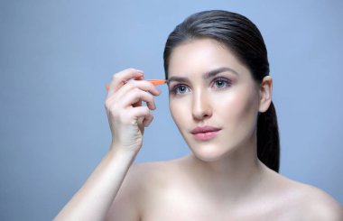 güzel bir kadın koparma kaşları