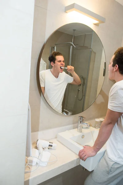 Fiatal férfi fogmosás — Stock Fotó
