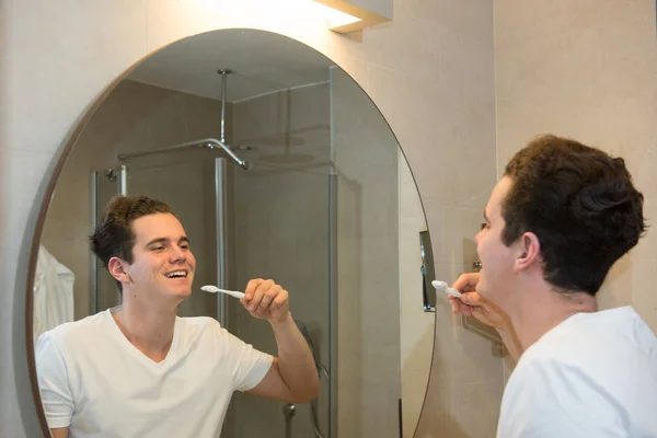 Young man brushing teeth — Stock Photo, Image