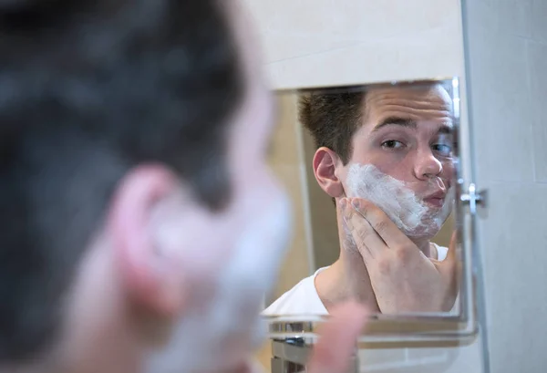 Young man shaving — Stock Photo, Image