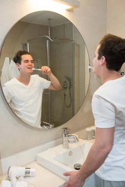 Young man brushing teeth — Stock Photo, Image