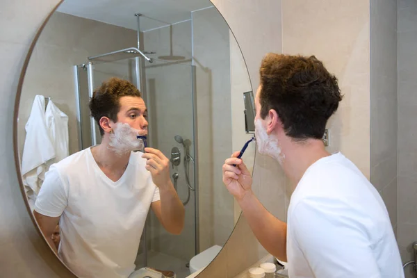 Young man shaving — Stock Photo, Image