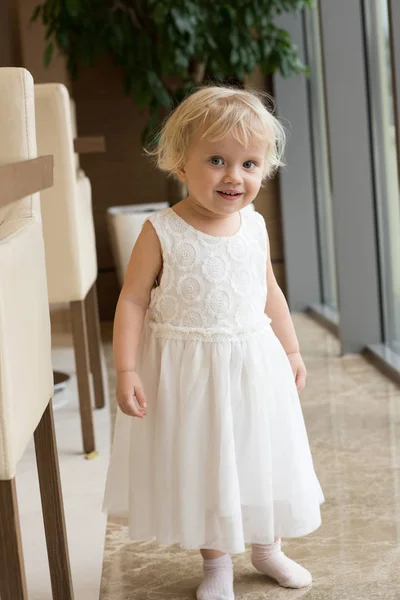 Menina em vestido branco dentro de casa — Fotografia de Stock