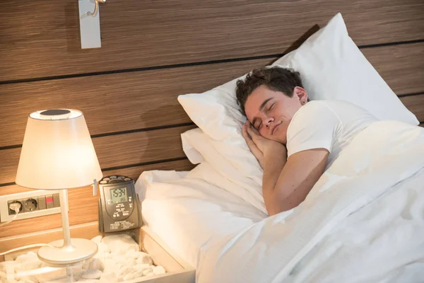 Joven caucásico hombre en mal dormir en almohada silencio — Foto de Stock