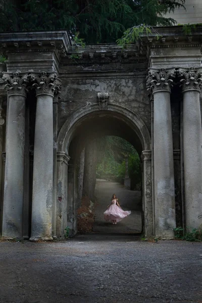 Joven caucásico chica mujer en rosa vestido de moda al aire libre sunli Imagen De Stock