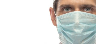 Beyaz steteskopla izole edilmiş beyaz steteskoplu genç beyaz doktor tıbbi yüz maskeli virüs karantina altında Coronavirus covid-19