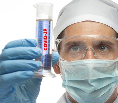 Beyaz stüdyo çekimlerinde izole edilmiş beyaz üniformalı beyaz bilim adamı genç beyaz adam Coronavirus karantinasında. 