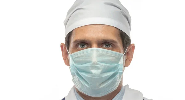 用白色听诊器隔离的身穿制服的年轻的高加索男医生在医用口罩中隔离病毒检疫验尸蛇 — 图库照片