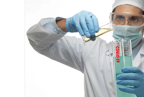 Hombre Joven Caucásico Doctor Científico Uniforme Aislado Virus Laboratorio Blanco Imagen de archivo