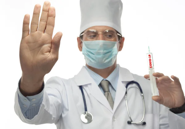 Joven Hombre Caucásico Médico Uniforme Aislado Estetoscopio Blanco Con Jeringa Imagen de archivo