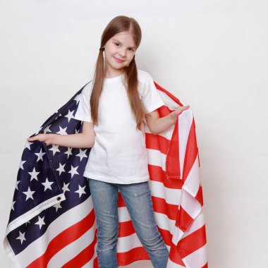 Küçük kız ve Amerikan bayrağı