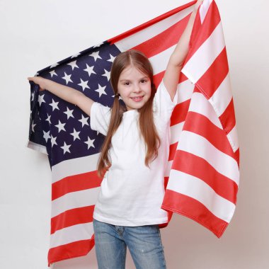 Küçük kız ve Amerikan bayrağı