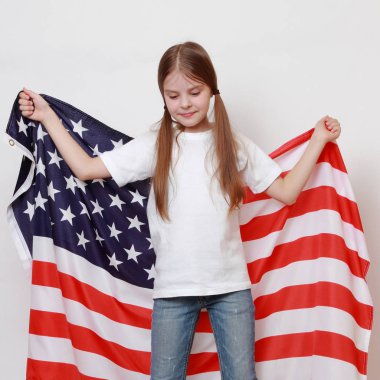 Küçük kız ve Amerikan bayrağı