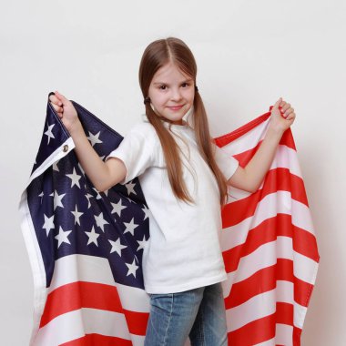 Küçük kız ve Amerikan bayrağı