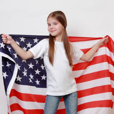 Küçük kız ve Amerikan bayrağı