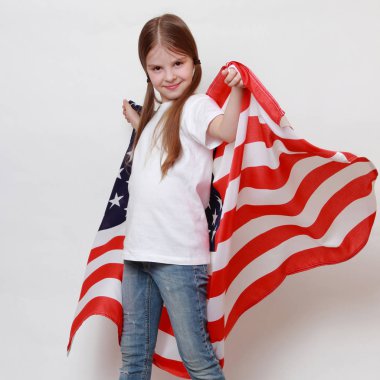 Sevimli küçük kız ve Amerikan bayrağı