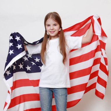 Küçük kız ve Amerikan bayrağı