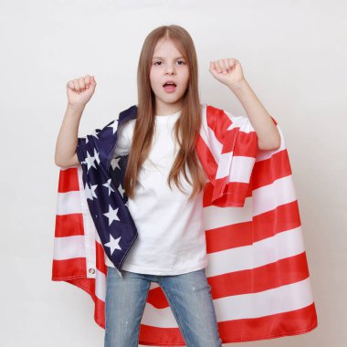 Küçük kız ve Amerikan bayrağı