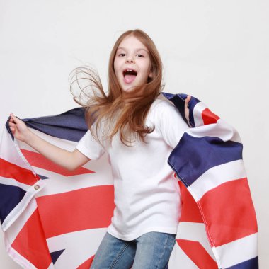 Büyük Britanya (İngiliz bayrağı bir bayrağı tutarak mutlu genç kız)