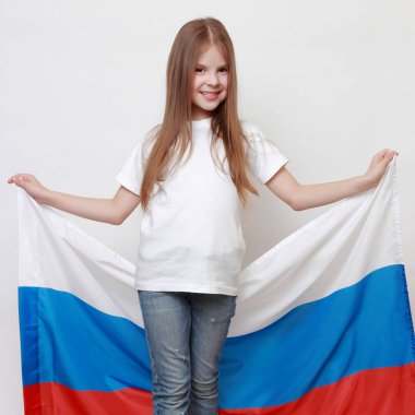 Rus bayrağı ile küçük kız