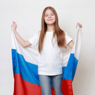 Rus bayrağı ile küçük kız