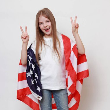Küçük kız ve Amerikan bayrağı
