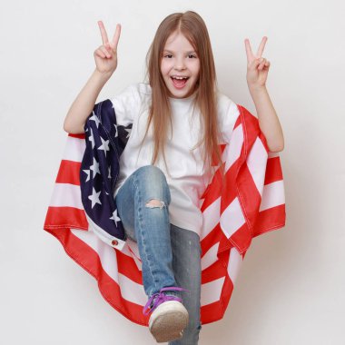 Küçük kız ve Amerikan bayrağı
