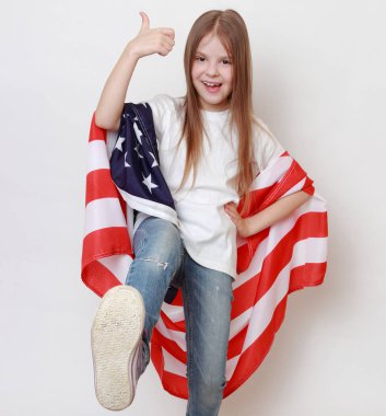 Küçük kız ve Amerikan bayrağı