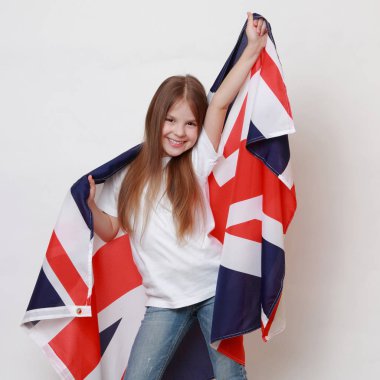 Büyük Britanya (İngiliz bayrağı bir bayrağı tutarak mutlu genç kız)