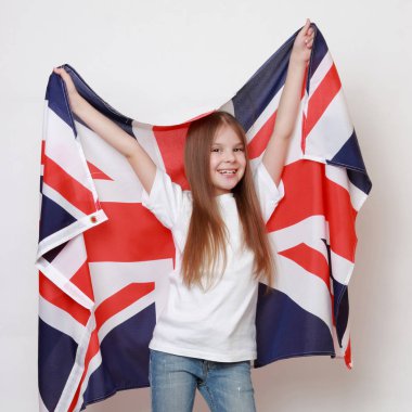 Büyük Britanya (İngiliz bayrağı bir bayrağı tutarak mutlu genç kız)
