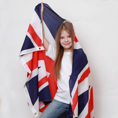 Büyük Britanya (İngiliz bayrağı bir bayrağı tutarak mutlu genç kız)