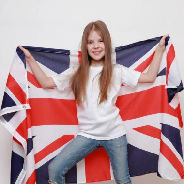 Büyük Britanya (İngiliz bayrağı bir bayrağı tutarak mutlu genç kız)