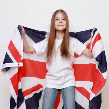 Büyük Britanya (İngiliz bayrağı bir bayrağı tutarak mutlu genç kız)