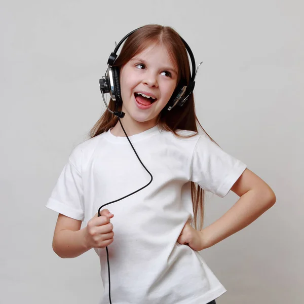 Fashion Little Girl Headphone Singing — Stock Photo, Image