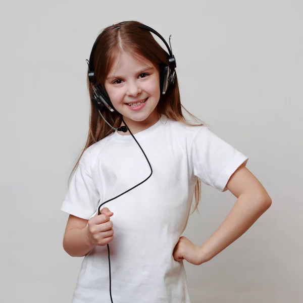 Fashion Little Girl Headphone Singing — Stock Photo, Image