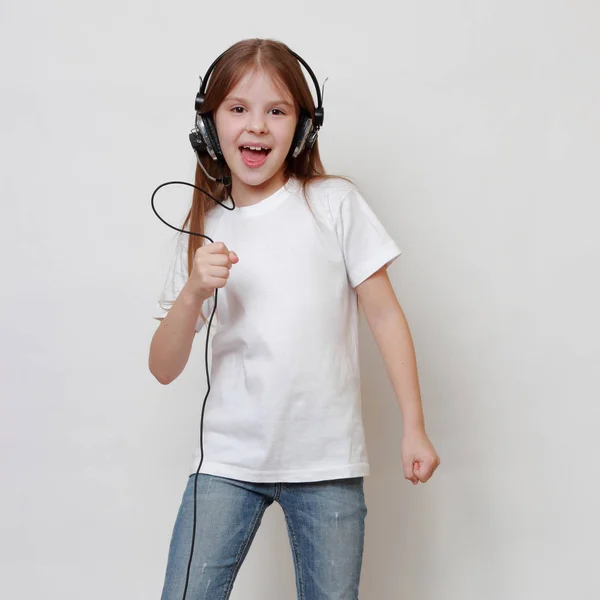 Meisje Met Hoofdtelefoon Zingen Mode — Stockfoto