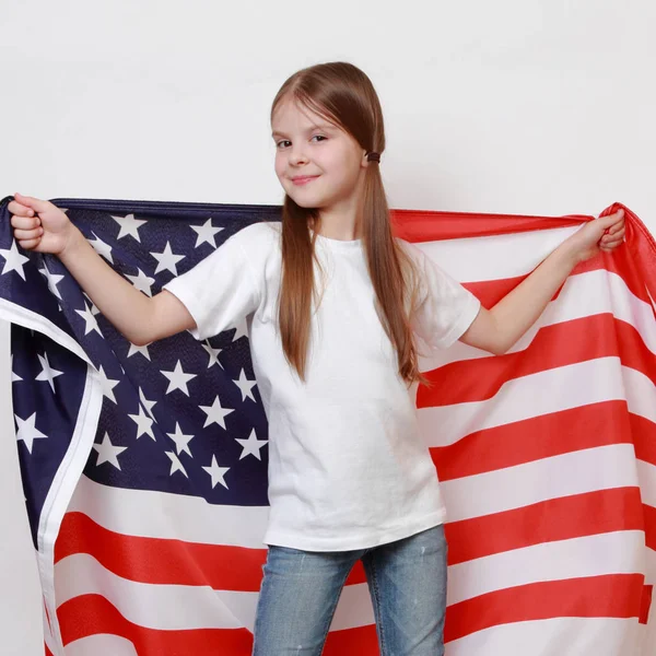 Liten Flicka Och Amerikansk Flagga — Stockfoto