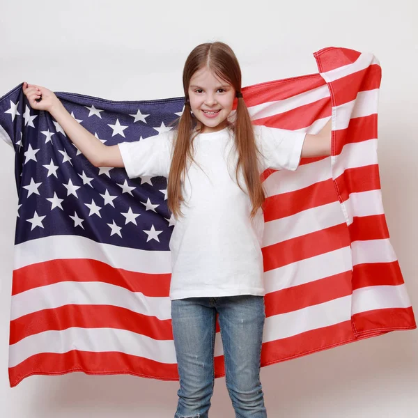 Liten Flicka Och Amerikansk Flagga — Stockfoto