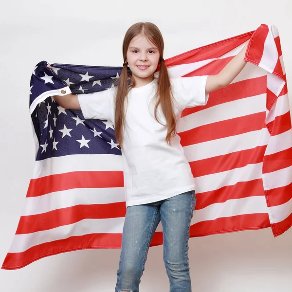 Liten Flicka Och Amerikansk Flagga — Stockfoto