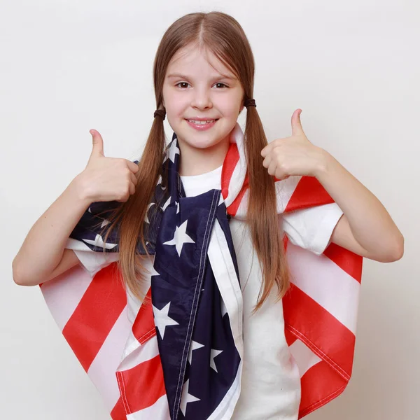 Bedårande Liten Flicka Och Amerikansk Flagga — Stockfoto