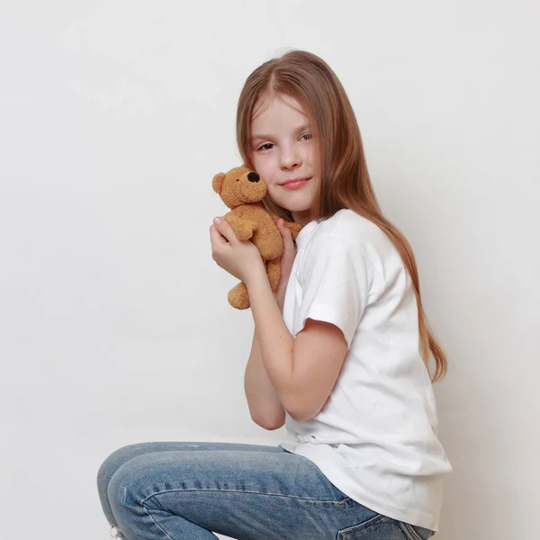 Αξιολάτρευτο Κοριτσάκι Που Κρατάει Παιχνίδι Αρκουδάκι — Φωτογραφία Αρχείου