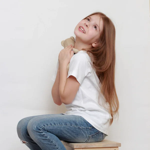 Oyuncak Oyuncak Ayı Tutarak Sevimli Küçük Kız — Stok fotoğraf
