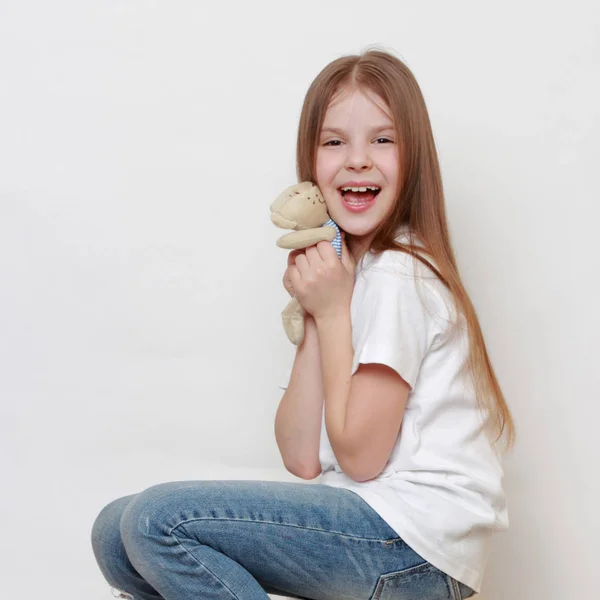 Adorável Menina Segurando Brinquedo Ursinho Pelúcia — Fotografia de Stock