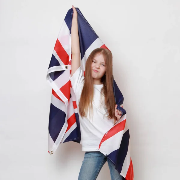Szczęśliwa Młoda Dziewczyna Trzyma Flagę Wielkiej Brytanii Flagi Brytyjskiej — Zdjęcie stockowe