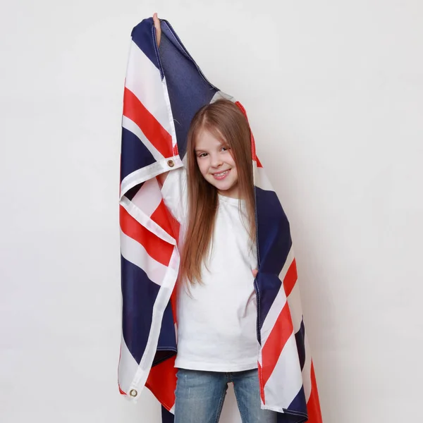 Ragazza Felice Con Una Bandiera Della Gran Bretagna Bandiera Britannica — Foto Stock