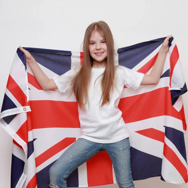 Ragazza Felice Con Una Bandiera Della Gran Bretagna Bandiera Britannica — Foto Stock
