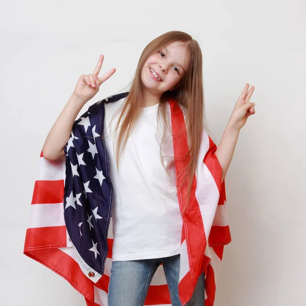 Liten Flicka Och Amerikansk Flagga — Stockfoto